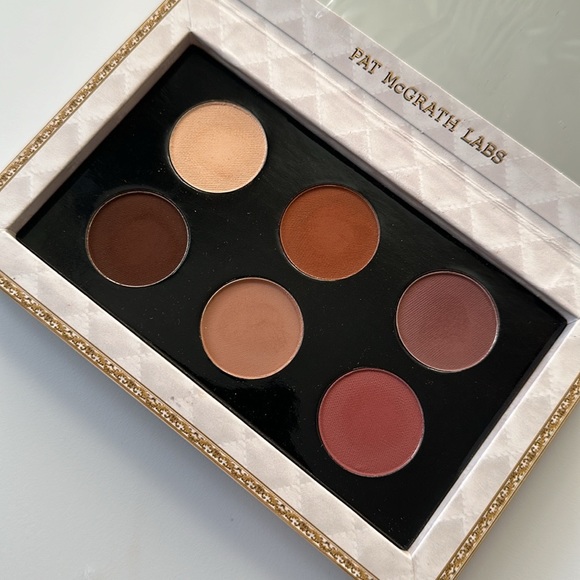 PMG Velvet Liaison Eyeshadow Palette. - Picture 2 of 6